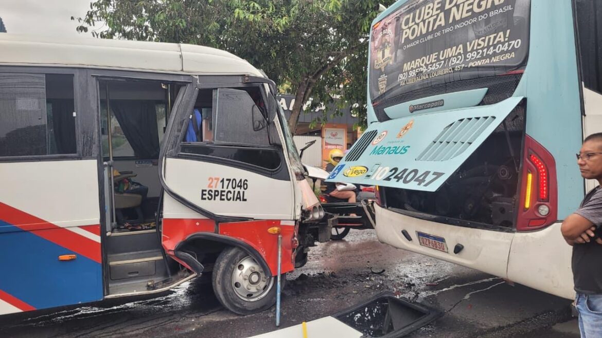 Vítimas são resgatadas após colisão entre micro-ônibus e ônibus na Cidade Nova, em Manaus