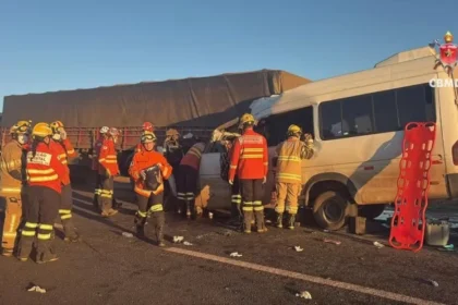 Colisão entre van e caminhão deixa 5 mortos no DF