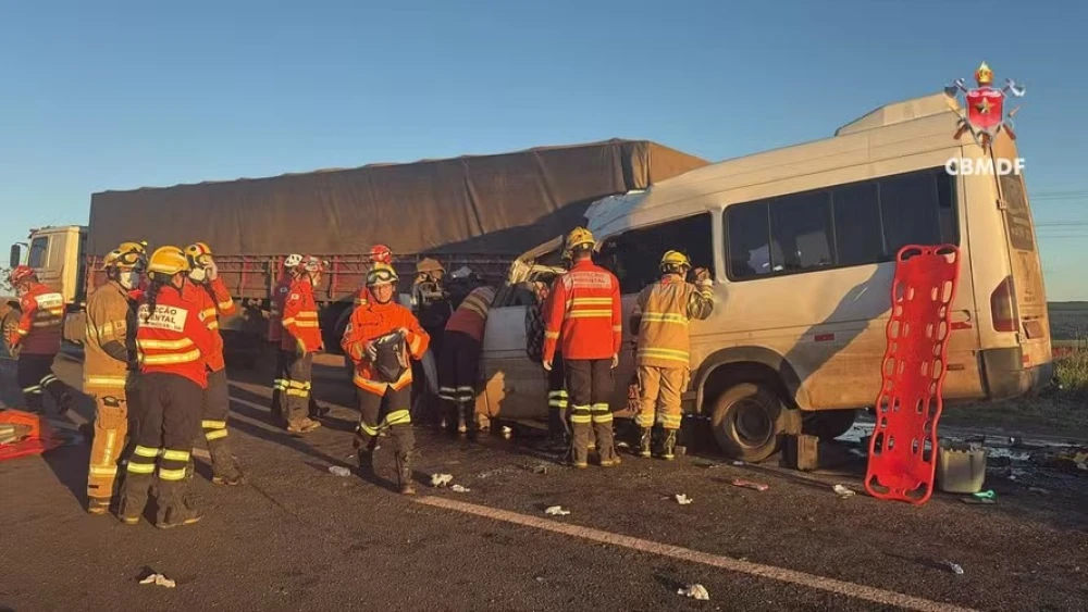 Colisão entre van e caminhão deixa 5 mortos no DF