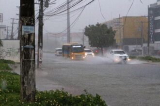 Defesa Civil alerta para chuva forte com risco de alagamentos em Manaus