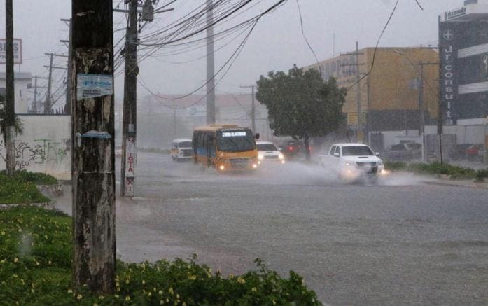 Defesa Civil alerta para chuva forte com risco de alagamentos em Manaus
