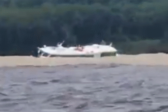 Vídeo registra momento em que lancha naufraga no Encontro das Águas