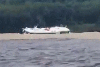 Vídeo registra momento em que lancha naufraga no Encontro das Águas