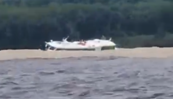 Vídeo registra momento em que lancha naufraga no Encontro das Águas
