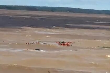 Bombeiros localizam embarcação a 50 metros de profundidade após naufrágio no Encontro das Águas