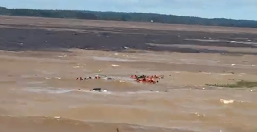 Bombeiros localizam embarcação a 50 metros de profundidade após naufrágio no Encontro das Águas