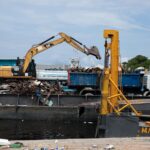 Prefeitura Manaus realiza primeira operação de transbordo do lixo retirado da orla em 2026