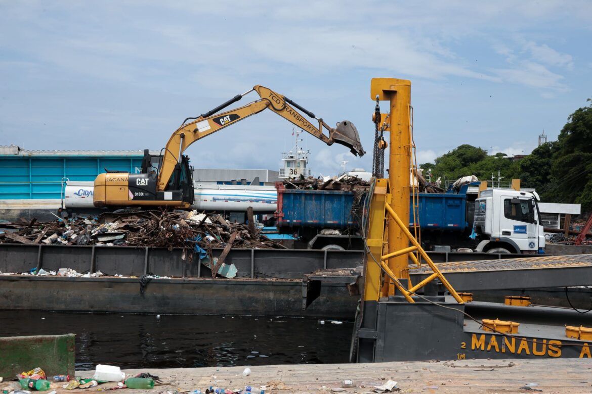Prefeitura Manaus realiza primeira operação de transbordo do lixo retirado da orla em 2026