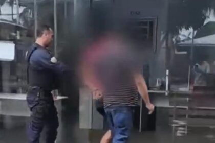 Polícias prendem homem por feminicídio de companheira em Carauari