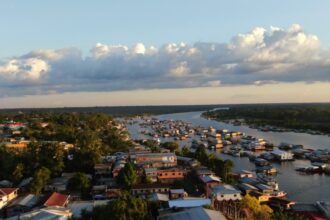 O Ministério Público do Estado do Amazonas (MPAM), por meio da Promotoria de Justiça de Tapauá, ofereceu denúncia contra um professor acusado de estupro de vulnerável e outros crimes praticados contra alunos entre 9 e 11 anos no município. De acordo com a investigação, o homem, que já está preso, se aproveitava da posição de confiança depositada pela comunidade para a prática dos crimes. Com base em elementos reunidos no inquérito policial, além dos atos libidinosos supostamente praticados contra as vítimas, o professor também teria exposto a saúde e a integridade física e psicológica dos estudantes a risco, utilizando supostos meios de correção disciplinar. As informações sobre os fatos chegaram à rede de proteção municipal da criança e do adolescente por meio do “Projeto Gabriela”. Após articulação inicial, a denúncia foi encaminhada ao MP, que requisitou à Polícia Civil a instauração de inquérito policial para apuração do caso. Para preservar as vítimas e evitar a revitimização, o MPAM requisitou à Justiça a realização de depoimento especial das crianças, com produção antecipada de provas. A medida segue as diretrizes da Lei nº 13.431/2017, que estabelece mecanismos para a escuta protegida de crianças e adolescentes vítimas ou testemunhas de violência. Para garantir tais direitos às vítimas, a Promotoria de Justiça solicitou a designação de audiência com urgência para a realização do depoimento em ambiente adequado, com acompanhamento de equipe técnica especializada e observância dos protocolos legais destinados à proteção da integridade psicológica das vítimas. O MP também requereu a fixação, na sentença final, de um valor mínimo para a reparação dos danos morais e psicológicos causados a cada uma das vítimas. Representante do MP no caso, a promotora de Justiça Maria Cynara Rodrigues Cavalcante classificou a cooperação interinstitucional como “extremamente relevante para a prevenção e repressão aos casos de violência sexual contra crianças e adolescentes”. “No caso específico, que envolveu o ambiente escolar, a atuação articulada da rede de proteção foi fundamental para garantir a proteção das vítimas e evitar a continuação das prática delitivas”, complementou.