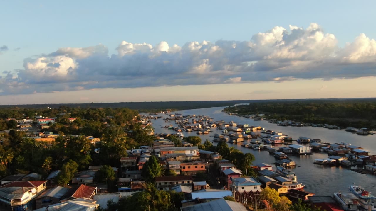 O Ministério Público do Estado do Amazonas (MPAM), por meio da Promotoria de Justiça de Tapauá, ofereceu denúncia contra um professor acusado de estupro de vulnerável e outros crimes praticados contra alunos entre 9 e 11 anos no município. De acordo com a investigação, o homem, que já está preso, se aproveitava da posição de confiança depositada pela comunidade para a prática dos crimes. Com base em elementos reunidos no inquérito policial, além dos atos libidinosos supostamente praticados contra as vítimas, o professor também teria exposto a saúde e a integridade física e psicológica dos estudantes a risco, utilizando supostos meios de correção disciplinar. As informações sobre os fatos chegaram à rede de proteção municipal da criança e do adolescente por meio do “Projeto Gabriela”. Após articulação inicial, a denúncia foi encaminhada ao MP, que requisitou à Polícia Civil a instauração de inquérito policial para apuração do caso. Para preservar as vítimas e evitar a revitimização, o MPAM requisitou à Justiça a realização de depoimento especial das crianças, com produção antecipada de provas. A medida segue as diretrizes da Lei nº 13.431/2017, que estabelece mecanismos para a escuta protegida de crianças e adolescentes vítimas ou testemunhas de violência. Para garantir tais direitos às vítimas, a Promotoria de Justiça solicitou a designação de audiência com urgência para a realização do depoimento em ambiente adequado, com acompanhamento de equipe técnica especializada e observância dos protocolos legais destinados à proteção da integridade psicológica das vítimas. O MP também requereu a fixação, na sentença final, de um valor mínimo para a reparação dos danos morais e psicológicos causados a cada uma das vítimas. Representante do MP no caso, a promotora de Justiça Maria Cynara Rodrigues Cavalcante classificou a cooperação interinstitucional como “extremamente relevante para a prevenção e repressão aos casos de violência sexual contra crianças e adolescentes”. “No caso específico, que envolveu o ambiente escolar, a atuação articulada da rede de proteção foi fundamental para garantir a proteção das vítimas e evitar a continuação das prática delitivas”, complementou.