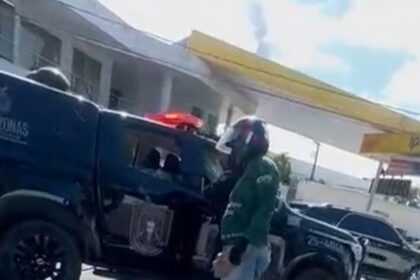 Vídeo: homem acusado de assalto é atropelado por viatura durante perseguição em Manaus