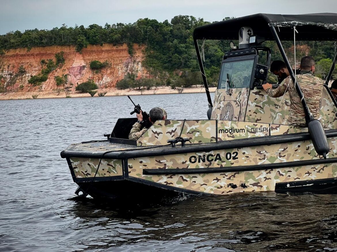 Core-AM realiza treinamento fluvial com policiais civis do Rio de Janeiro no Rio Negro