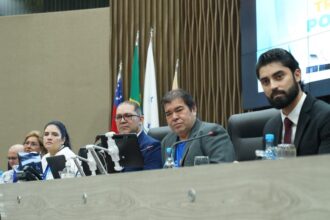 A Câmara Municipal de Manaus (CMM) realizou, nesta quarta-feira (25), uma Tribuna Popular para apresentar e debater a campanha “Eu Sou Cidadão Solidário 2026”, da Fundação de Apoio ao Idoso Doutor Thomas (FDT). A iniciativa foi idealizada pelo vereador Rosivaldo Cordovil (PSDB). + Leia mais notícias no Amazônia Sem Fronteira O intuito da ação é incentivar os contribuintes a destinarem até 6% do Imposto de Renda para projetos sociais, por meio do Fundo Municipal dos Direitos da Pessoa Idosa e do Fundo Municipal dos Direitos da Criança e do Adolescente, com o percentual doado sendo dividido entre os fundos. A programação contou com a participação de representantes de órgãos municipais e instituições ligadas à assistência social, que esclareceram dúvidas e reforçaram a importância da adesão à campanha como forma de fortalecer políticas públicas voltadas às populações mais vulneráveis. “A Tribuna Popular de hoje foi bem esclarecedora, porque fica claro que as pessoas não vão fazer doação, mas sim destinar o valor que iria para o Tesouro Nacional para os Fundos da criança e do adolescente e da pessoa idosa também. Estamos trabalhando muito forte na questão da divulgação”, disse o vereador Rosivaldo Cordovil (PSDB). A ação busca engajar a sociedade e o poder público na promoção de um modelo de doação mais acessível e eficiente, ampliando os benefícios para os projetos sociais que atendem às camadas mais vulneráveis da população. A contribuição não implica custo adicional ao contribuinte e beneficia diretamente crianças, adolescentes e idosos em situação de vulnerabilidade social. Para o presidente do Conselho Municipal dos Direitos da Pessoa Idosa (CMDPI), Yonilson Neto, ainda há muitas dúvidas entre os contribuintes sobre como realizar a destinação, o que reforça a importância de momentos como a tribuna popular para ampliar o acesso à informação. “Essa dúvida sobre como fazer realmente ainda é muito comum entre os contribuintes, mas o processo é simples: pode ser feito na própria declaração do Imposto de Renda e permite que esse recurso fique no município, sendo aplicado diretamente em políticas públicas. É uma forma segura, transparente e que ainda pode gerar benefícios ao contribuinte, com atualização, inclusive, pela taxa Selic”, explica. Para o diretor-presidente da FDT, Eduardo Lucas, a campanha representa uma oportunidade concreta de transformação social por meio de um gesto simples por parte do contribuinte. >> Siga o Amazônia no grupo de WhatSapp “Quero aqui falar para o contribuinte que essa é uma oportunidade de fazer a diferença sem gastar nada a mais por isso. Ao destinar parte do imposto, ele contribui diretamente com instituições que cuidam de quem mais precisa. Esse recurso ajuda a fortalecer os serviços, ampliar atendimentos e, acima de tudo, mudar a vida dos idosos da nossa cidade”, destaca CMM promove Tribuna Popular para incentivar destinação solidária do Imposto de Renda em Manaus