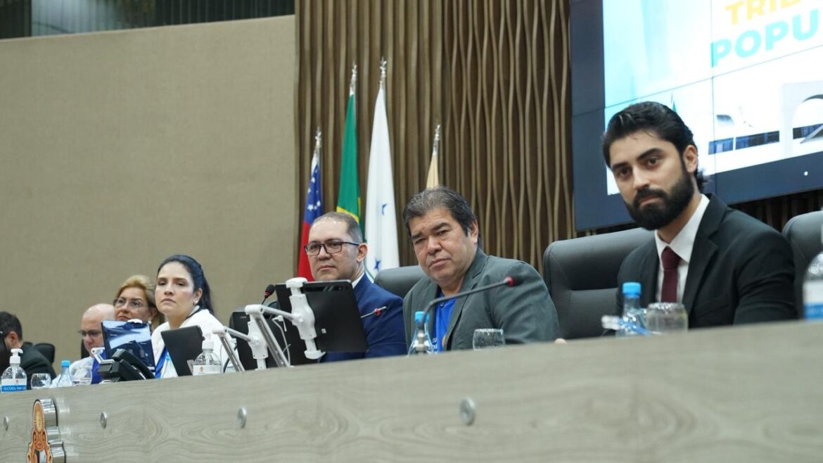 A Câmara Municipal de Manaus (CMM) realizou, nesta quarta-feira (25), uma Tribuna Popular para apresentar e debater a campanha “Eu Sou Cidadão Solidário 2026”, da Fundação de Apoio ao Idoso Doutor Thomas (FDT). A iniciativa foi idealizada pelo vereador Rosivaldo Cordovil (PSDB). + Leia mais notícias no Amazônia Sem Fronteira O intuito da ação é incentivar os contribuintes a destinarem até 6% do Imposto de Renda para projetos sociais, por meio do Fundo Municipal dos Direitos da Pessoa Idosa e do Fundo Municipal dos Direitos da Criança e do Adolescente, com o percentual doado sendo dividido entre os fundos. A programação contou com a participação de representantes de órgãos municipais e instituições ligadas à assistência social, que esclareceram dúvidas e reforçaram a importância da adesão à campanha como forma de fortalecer políticas públicas voltadas às populações mais vulneráveis. “A Tribuna Popular de hoje foi bem esclarecedora, porque fica claro que as pessoas não vão fazer doação, mas sim destinar o valor que iria para o Tesouro Nacional para os Fundos da criança e do adolescente e da pessoa idosa também. Estamos trabalhando muito forte na questão da divulgação”, disse o vereador Rosivaldo Cordovil (PSDB). A ação busca engajar a sociedade e o poder público na promoção de um modelo de doação mais acessível e eficiente, ampliando os benefícios para os projetos sociais que atendem às camadas mais vulneráveis da população. A contribuição não implica custo adicional ao contribuinte e beneficia diretamente crianças, adolescentes e idosos em situação de vulnerabilidade social. Para o presidente do Conselho Municipal dos Direitos da Pessoa Idosa (CMDPI), Yonilson Neto, ainda há muitas dúvidas entre os contribuintes sobre como realizar a destinação, o que reforça a importância de momentos como a tribuna popular para ampliar o acesso à informação. “Essa dúvida sobre como fazer realmente ainda é muito comum entre os contribuintes, mas o processo é simples: pode ser feito na própria declaração do Imposto de Renda e permite que esse recurso fique no município, sendo aplicado diretamente em políticas públicas. É uma forma segura, transparente e que ainda pode gerar benefícios ao contribuinte, com atualização, inclusive, pela taxa Selic”, explica. Para o diretor-presidente da FDT, Eduardo Lucas, a campanha representa uma oportunidade concreta de transformação social por meio de um gesto simples por parte do contribuinte. >> Siga o Amazônia no grupo de WhatSapp “Quero aqui falar para o contribuinte que essa é uma oportunidade de fazer a diferença sem gastar nada a mais por isso. Ao destinar parte do imposto, ele contribui diretamente com instituições que cuidam de quem mais precisa. Esse recurso ajuda a fortalecer os serviços, ampliar atendimentos e, acima de tudo, mudar a vida dos idosos da nossa cidade”, destaca CMM promove Tribuna Popular para incentivar destinação solidária do Imposto de Renda em Manaus