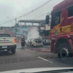 Vídeo: carro pega fogo e tem perda total na avenida Brasil em Manaus