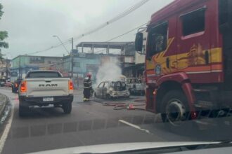 Vídeo: carro pega fogo e tem perda total na avenida Brasil em Manaus