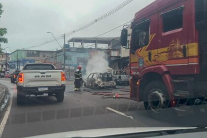 Vídeo: carro pega fogo e tem perda total na avenida Brasil em Manaus