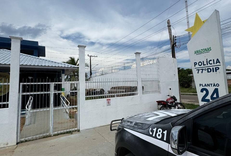 Polícia encontra criança de 2 anos sozinha em via pública e prende mãe por abandono de incapaz em Novo Airão