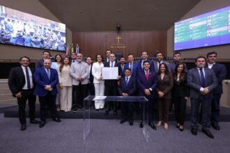 Legislativo Estadual conduz transição e Roberto Cidade assume interinamente o Governo do Amazonas