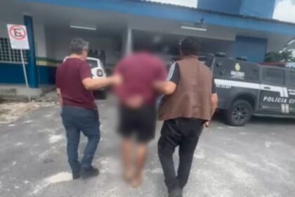 Homem é preso por agredir com tapas a ex-companheira enquanto ela segurava o filho no colo