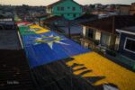Fotografia de rua enfeitada para a Copa do Mundo no bairro Alvorada, em Manaus, passa a ser acervo do Museu do Futebol