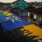 Fotografia de rua enfeitada para a Copa do Mundo no bairro Alvorada, em Manaus, passa a ser acervo do Museu do Futebol