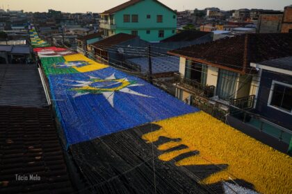 Fotografia de rua enfeitada para a Copa do Mundo no bairro Alvorada, em Manaus, passa a ser acervo do Museu do Futebol