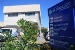 A Secretaria de Estado de Saúde (SES-AM) informa que todas as 25 unidades de urgência e emergência de Manaus vão funcionar normalmente durante o fim de semana (02 e 03) e no feriado desta sexta-feira (1º), em razão do Dia do Trabalhador. São três prontos-socorros adultos, três prontos-socorros infantis, nove Serviços de Pronto Atendimento (SPAs), duas Unidades de Pronto Atendimento (UPAs), sete maternidades e o Centro de Saúde Mental do Amazonas (Cesmam) funcionando em regime de plantão 24 horas. No interior do estado, os hospitais dos 61 municípios também mantêm o funcionamento em plantão 24 horas, com o apoio da logística de UTI aérea da SES-AM, caso haja necessidade de transferências emergenciais para a capital. A frota terrestre de ambulâncias também segue disponível para garantir agilidade no atendimento, tanto na capital quanto no interior. Todas as unidades seguem o protocolo de classificação de risco, que organiza o fluxo de atendimento por ordem de gravidade. Os casos de maior gravidade têm prioridade no atendimento em relação aos menos graves. Telessaúde Para casos de emergência básica, o cidadão tem ainda à disposição o atendimento imediato com clínico geral 24 horas, diretamente no aplicativo Saúde AM Digital, sem a necessidade de deslocamento para UPAs, SPAs ou prontos-socorros. Para ter acesso, o usuário baixa o aplicativo no celular, informa seus dados, como CPF e número do SUS, passa por uma triagem de oito perguntas que orienta o encaminhamento. Pacientes com sintomas leves, como dor de cabeça, febre baixa, cólicas, dor abdominal, vômito, diarreia sem sinais de desidratação, quadros gripais sem gravidade ou dificuldade moderada para respirar são direcionados imediatamente para consulta on line com um clínico geral, que realiza o atendimento remoto em poucos minutos. Atendimento ambulatorial Os atendimentos com agendamento, realizados nos Centros de Atenção Integral à Criança (Caics), Centros de Atenção à Melhor Idade (Caimis) e Policlínicas, retornam na segunda-feira (04/05). As agendas dessas unidades são bloqueadas nos fins de semana, feriados e pontos facultativos, e não são marcados no Sistema Nacional de Regulação (Sisreg) atendimentos para esses dias. Fundação Medicina Tropical A Fundação de Medicina Tropical Dr. Heitor Vieira Dourado (FMT-HVD), informa que o atendimento de urgência e emergência para os pacientes da unidade e os regulados vai funcionar normalmente durante o feriado. O atendimento ambulatorial e a realização de exames laboratoriais retornam na segunda-feira (04/05). Hemoam No Hemoam, a coleta de sangue funcionará no sábado (02/05), das 7h às 17h. Sexta-feira (1º/05) e domingo (03/05) não haverá coleta. O atendimento ambulatorial e a realização de exames laboratoriais agendados retomam as atividades na segunda-feira (04/05). Os serviços de urgência para pacientes do Hospital do Sangue Idenir de Araújo Rodrigues e as internações encaminhadas pela Regulação funcionarão normalmente durante todo o feriado. No Hospital Dia, serão mantidos apenas os atendimentos de quimioterapia. Já o atendimento ambulatorial e a realização de exames laboratoriais agendados serão retomados na segunda-feira (04/05). FCecon Na Fundação Centro de Controle de Oncologia do Amazonas (FCecon), o setor de urgência e emergência mantém o atendimento 24 horas. Os serviços ambulatoriais agendados e os setores administrativos não funcionarão no feriado e retornarão na segunda-feira (04/05). O Centro Avançado de Prevenção ao Câncer do Colo do Útero do Amazonas (Cepcolu) retornará com os serviços ambulatoriais na segunda-feira (04/05). Outras fundações Na Fundação Alfredo da Matta (Fhuam) as cirurgias eletivas e dispensação de medicamentos acontecerão conforme agendamento prévio. Os atendimentos ambulatoriais serão retomados na segunda-feira (04/05). Na Fundação Hospital Adriano Jorge (FHAJ), as cirurgias eletivas acontecerão conforme agendamento prévio. Os atendimentos ambulatoriais serão retomados na segunda-feira (04/05). Na Fundação Hospital Francisca Mendes (FHFM), os procedimentos cirúrgicos de urgência e emergência, assim como as cirurgias programadas, funcionarão normalmente durante o feriado. Os atendimentos ambulatoriais serão retomados na segunda-feira (04/05). Rede de Urgência e Emergência em funcionamento no feriado Hospital e Pronto-Socorro (HPS) João Lúcio: avenida Cosme Ferreira, 3937, Coroado. Hospital e Pronto-Socorro (HPS) Dr. Aristóteles Platão Bezerra de Araújo: avenida Autaz Mirim, s/n, Jorge Teixeira. Complexo Hospitalar Sul (HPS 28 de Agosto): avenida Mário Ypiranga, 1581, Adrianópolis. Hospital e Pronto-Socorro da Criança (HPSC) Zona Leste (Joãozinho): avenida Cosme Ferreira, 3937, Coroado. Hospital e Pronto-Socorro da Criança (HPSC) Zona Oeste: avenida Brasil, Compensa. Hospital e Pronto-Socorro da Criança (HPSC) Zona Sul: avenida Codajás, 26, Cachoeirinha. Serviço de Pronto Atendimento (SPA) do Alvorada: rua Lóris Cordovil, s/n, Alvorada. Serviço de Pronto Atendimento (SPA) Chapot Prevost: avenida Getúlio Vargas, Colônia Antônio Aleixo. Serviço de Pronto Atendimento (SPA) do Coroado: avenida Beira Mar, 156, Coroado. Serviço de Pronto Atendimento (SPA) Danilo Corrêa: avenida Noel Nutels, s/n, Cidade Nova I. Serviço de Pronto Atendimento (SPA) Dr. José De Jesus Lins De Albuquerque: rua Maracanã, s/n, Redenção. Serviço de Pronto Atendimento (SPA) Enfª Eliameme Rodrigues Mady: avenida Samaúma, S/N, Monte das Oliveiras. Serviço de Pronto Atendimento (SPA) Joventina Dias: Rua T6, 33, Compensa III. Serviço de Pronto Atendimento (SPA) São Raimundo: Praça Ismael Benigno, 155, São Raimundo. Serviço de Pronto Atendimento (SPA) Zona Sul: rua Bento José de Lima, 33, Colônia Oliveira Machado. Unidade de Pronto Atendimento (UPA) Campos Sales: avenida Dona Otília, 649, Tarumã. Unidade de Pronto Atendimento (UPA) José Rodrigues: avenida Camapuã, 1.100, Novo Aleixo. Centro de Saúde Mental do Amazonas: avenida Desembargador João Machado, S/N, Planalto. Complexo Hospitalar Sul (Instituto da Mulher Dona Lindu): avenida Mário Ypiranga, 1580, Adrianópolis. Maternidade Dr. Antenor Barbosa: Rua Professora Lea Alencar, s/n, Alvorada. Maternidade Ana Braga: avenida Cosme Ferreira, s/n, São José I. Maternidade Azilda da Silva Marreiro: avenida Samaúma, 630, Cidade Nova. Maternidade Balbina Mestrinho: avenida Duque de Caxias, 1142, Praça 14. Maternidade Chapot Prevost: avenida Getúlio Vargas, Colônia Antônio Aleixo. Maternidade Dona Nazira Daou: avenida Camapuã, 108, Cidade Nova II.