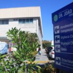 A Secretaria de Estado de Saúde (SES-AM) informa que todas as 25 unidades de urgência e emergência de Manaus vão funcionar normalmente durante o fim de semana (02 e 03) e no feriado desta sexta-feira (1º), em razão do Dia do Trabalhador. São três prontos-socorros adultos, três prontos-socorros infantis, nove Serviços de Pronto Atendimento (SPAs), duas Unidades de Pronto Atendimento (UPAs), sete maternidades e o Centro de Saúde Mental do Amazonas (Cesmam) funcionando em regime de plantão 24 horas. No interior do estado, os hospitais dos 61 municípios também mantêm o funcionamento em plantão 24 horas, com o apoio da logística de UTI aérea da SES-AM, caso haja necessidade de transferências emergenciais para a capital. A frota terrestre de ambulâncias também segue disponível para garantir agilidade no atendimento, tanto na capital quanto no interior. Todas as unidades seguem o protocolo de classificação de risco, que organiza o fluxo de atendimento por ordem de gravidade. Os casos de maior gravidade têm prioridade no atendimento em relação aos menos graves. Telessaúde Para casos de emergência básica, o cidadão tem ainda à disposição o atendimento imediato com clínico geral 24 horas, diretamente no aplicativo Saúde AM Digital, sem a necessidade de deslocamento para UPAs, SPAs ou prontos-socorros. Para ter acesso, o usuário baixa o aplicativo no celular, informa seus dados, como CPF e número do SUS, passa por uma triagem de oito perguntas que orienta o encaminhamento. Pacientes com sintomas leves, como dor de cabeça, febre baixa, cólicas, dor abdominal, vômito, diarreia sem sinais de desidratação, quadros gripais sem gravidade ou dificuldade moderada para respirar são direcionados imediatamente para consulta on line com um clínico geral, que realiza o atendimento remoto em poucos minutos. Atendimento ambulatorial Os atendimentos com agendamento, realizados nos Centros de Atenção Integral à Criança (Caics), Centros de Atenção à Melhor Idade (Caimis) e Policlínicas, retornam na segunda-feira (04/05). As agendas dessas unidades são bloqueadas nos fins de semana, feriados e pontos facultativos, e não são marcados no Sistema Nacional de Regulação (Sisreg) atendimentos para esses dias. Fundação Medicina Tropical A Fundação de Medicina Tropical Dr. Heitor Vieira Dourado (FMT-HVD), informa que o atendimento de urgência e emergência para os pacientes da unidade e os regulados vai funcionar normalmente durante o feriado. O atendimento ambulatorial e a realização de exames laboratoriais retornam na segunda-feira (04/05). Hemoam No Hemoam, a coleta de sangue funcionará no sábado (02/05), das 7h às 17h. Sexta-feira (1º/05) e domingo (03/05) não haverá coleta. O atendimento ambulatorial e a realização de exames laboratoriais agendados retomam as atividades na segunda-feira (04/05). Os serviços de urgência para pacientes do Hospital do Sangue Idenir de Araújo Rodrigues e as internações encaminhadas pela Regulação funcionarão normalmente durante todo o feriado. No Hospital Dia, serão mantidos apenas os atendimentos de quimioterapia. Já o atendimento ambulatorial e a realização de exames laboratoriais agendados serão retomados na segunda-feira (04/05). FCecon Na Fundação Centro de Controle de Oncologia do Amazonas (FCecon), o setor de urgência e emergência mantém o atendimento 24 horas. Os serviços ambulatoriais agendados e os setores administrativos não funcionarão no feriado e retornarão na segunda-feira (04/05). O Centro Avançado de Prevenção ao Câncer do Colo do Útero do Amazonas (Cepcolu) retornará com os serviços ambulatoriais na segunda-feira (04/05). Outras fundações Na Fundação Alfredo da Matta (Fhuam) as cirurgias eletivas e dispensação de medicamentos acontecerão conforme agendamento prévio. Os atendimentos ambulatoriais serão retomados na segunda-feira (04/05). Na Fundação Hospital Adriano Jorge (FHAJ), as cirurgias eletivas acontecerão conforme agendamento prévio. Os atendimentos ambulatoriais serão retomados na segunda-feira (04/05). Na Fundação Hospital Francisca Mendes (FHFM), os procedimentos cirúrgicos de urgência e emergência, assim como as cirurgias programadas, funcionarão normalmente durante o feriado. Os atendimentos ambulatoriais serão retomados na segunda-feira (04/05). Rede de Urgência e Emergência em funcionamento no feriado Hospital e Pronto-Socorro (HPS) João Lúcio: avenida Cosme Ferreira, 3937, Coroado. Hospital e Pronto-Socorro (HPS) Dr. Aristóteles Platão Bezerra de Araújo: avenida Autaz Mirim, s/n, Jorge Teixeira. Complexo Hospitalar Sul (HPS 28 de Agosto): avenida Mário Ypiranga, 1581, Adrianópolis. Hospital e Pronto-Socorro da Criança (HPSC) Zona Leste (Joãozinho): avenida Cosme Ferreira, 3937, Coroado. Hospital e Pronto-Socorro da Criança (HPSC) Zona Oeste: avenida Brasil, Compensa. Hospital e Pronto-Socorro da Criança (HPSC) Zona Sul: avenida Codajás, 26, Cachoeirinha. Serviço de Pronto Atendimento (SPA) do Alvorada: rua Lóris Cordovil, s/n, Alvorada. Serviço de Pronto Atendimento (SPA) Chapot Prevost: avenida Getúlio Vargas, Colônia Antônio Aleixo. Serviço de Pronto Atendimento (SPA) do Coroado: avenida Beira Mar, 156, Coroado. Serviço de Pronto Atendimento (SPA) Danilo Corrêa: avenida Noel Nutels, s/n, Cidade Nova I. Serviço de Pronto Atendimento (SPA) Dr. José De Jesus Lins De Albuquerque: rua Maracanã, s/n, Redenção. Serviço de Pronto Atendimento (SPA) Enfª Eliameme Rodrigues Mady: avenida Samaúma, S/N, Monte das Oliveiras. Serviço de Pronto Atendimento (SPA) Joventina Dias: Rua T6, 33, Compensa III. Serviço de Pronto Atendimento (SPA) São Raimundo: Praça Ismael Benigno, 155, São Raimundo. Serviço de Pronto Atendimento (SPA) Zona Sul: rua Bento José de Lima, 33, Colônia Oliveira Machado. Unidade de Pronto Atendimento (UPA) Campos Sales: avenida Dona Otília, 649, Tarumã. Unidade de Pronto Atendimento (UPA) José Rodrigues: avenida Camapuã, 1.100, Novo Aleixo. Centro de Saúde Mental do Amazonas: avenida Desembargador João Machado, S/N, Planalto. Complexo Hospitalar Sul (Instituto da Mulher Dona Lindu): avenida Mário Ypiranga, 1580, Adrianópolis. Maternidade Dr. Antenor Barbosa: Rua Professora Lea Alencar, s/n, Alvorada. Maternidade Ana Braga: avenida Cosme Ferreira, s/n, São José I. Maternidade Azilda da Silva Marreiro: avenida Samaúma, 630, Cidade Nova. Maternidade Balbina Mestrinho: avenida Duque de Caxias, 1142, Praça 14. Maternidade Chapot Prevost: avenida Getúlio Vargas, Colônia Antônio Aleixo. Maternidade Dona Nazira Daou: avenida Camapuã, 108, Cidade Nova II.