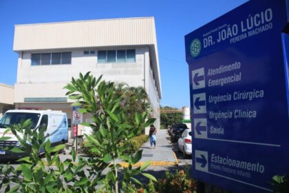 A Secretaria de Estado de Saúde (SES-AM) informa que todas as 25 unidades de urgência e emergência de Manaus vão funcionar normalmente durante o fim de semana (02 e 03) e no feriado desta sexta-feira (1º), em razão do Dia do Trabalhador. São três prontos-socorros adultos, três prontos-socorros infantis, nove Serviços de Pronto Atendimento (SPAs), duas Unidades de Pronto Atendimento (UPAs), sete maternidades e o Centro de Saúde Mental do Amazonas (Cesmam) funcionando em regime de plantão 24 horas. No interior do estado, os hospitais dos 61 municípios também mantêm o funcionamento em plantão 24 horas, com o apoio da logística de UTI aérea da SES-AM, caso haja necessidade de transferências emergenciais para a capital. A frota terrestre de ambulâncias também segue disponível para garantir agilidade no atendimento, tanto na capital quanto no interior. Todas as unidades seguem o protocolo de classificação de risco, que organiza o fluxo de atendimento por ordem de gravidade. Os casos de maior gravidade têm prioridade no atendimento em relação aos menos graves. Telessaúde Para casos de emergência básica, o cidadão tem ainda à disposição o atendimento imediato com clínico geral 24 horas, diretamente no aplicativo Saúde AM Digital, sem a necessidade de deslocamento para UPAs, SPAs ou prontos-socorros. Para ter acesso, o usuário baixa o aplicativo no celular, informa seus dados, como CPF e número do SUS, passa por uma triagem de oito perguntas que orienta o encaminhamento. Pacientes com sintomas leves, como dor de cabeça, febre baixa, cólicas, dor abdominal, vômito, diarreia sem sinais de desidratação, quadros gripais sem gravidade ou dificuldade moderada para respirar são direcionados imediatamente para consulta on line com um clínico geral, que realiza o atendimento remoto em poucos minutos. Atendimento ambulatorial Os atendimentos com agendamento, realizados nos Centros de Atenção Integral à Criança (Caics), Centros de Atenção à Melhor Idade (Caimis) e Policlínicas, retornam na segunda-feira (04/05). As agendas dessas unidades são bloqueadas nos fins de semana, feriados e pontos facultativos, e não são marcados no Sistema Nacional de Regulação (Sisreg) atendimentos para esses dias. Fundação Medicina Tropical A Fundação de Medicina Tropical Dr. Heitor Vieira Dourado (FMT-HVD), informa que o atendimento de urgência e emergência para os pacientes da unidade e os regulados vai funcionar normalmente durante o feriado. O atendimento ambulatorial e a realização de exames laboratoriais retornam na segunda-feira (04/05). Hemoam No Hemoam, a coleta de sangue funcionará no sábado (02/05), das 7h às 17h. Sexta-feira (1º/05) e domingo (03/05) não haverá coleta. O atendimento ambulatorial e a realização de exames laboratoriais agendados retomam as atividades na segunda-feira (04/05). Os serviços de urgência para pacientes do Hospital do Sangue Idenir de Araújo Rodrigues e as internações encaminhadas pela Regulação funcionarão normalmente durante todo o feriado. No Hospital Dia, serão mantidos apenas os atendimentos de quimioterapia. Já o atendimento ambulatorial e a realização de exames laboratoriais agendados serão retomados na segunda-feira (04/05). FCecon Na Fundação Centro de Controle de Oncologia do Amazonas (FCecon), o setor de urgência e emergência mantém o atendimento 24 horas. Os serviços ambulatoriais agendados e os setores administrativos não funcionarão no feriado e retornarão na segunda-feira (04/05). O Centro Avançado de Prevenção ao Câncer do Colo do Útero do Amazonas (Cepcolu) retornará com os serviços ambulatoriais na segunda-feira (04/05). Outras fundações Na Fundação Alfredo da Matta (Fhuam) as cirurgias eletivas e dispensação de medicamentos acontecerão conforme agendamento prévio. Os atendimentos ambulatoriais serão retomados na segunda-feira (04/05). Na Fundação Hospital Adriano Jorge (FHAJ), as cirurgias eletivas acontecerão conforme agendamento prévio. Os atendimentos ambulatoriais serão retomados na segunda-feira (04/05). Na Fundação Hospital Francisca Mendes (FHFM), os procedimentos cirúrgicos de urgência e emergência, assim como as cirurgias programadas, funcionarão normalmente durante o feriado. Os atendimentos ambulatoriais serão retomados na segunda-feira (04/05). Rede de Urgência e Emergência em funcionamento no feriado Hospital e Pronto-Socorro (HPS) João Lúcio: avenida Cosme Ferreira, 3937, Coroado. Hospital e Pronto-Socorro (HPS) Dr. Aristóteles Platão Bezerra de Araújo: avenida Autaz Mirim, s/n, Jorge Teixeira. Complexo Hospitalar Sul (HPS 28 de Agosto): avenida Mário Ypiranga, 1581, Adrianópolis. Hospital e Pronto-Socorro da Criança (HPSC) Zona Leste (Joãozinho): avenida Cosme Ferreira, 3937, Coroado. Hospital e Pronto-Socorro da Criança (HPSC) Zona Oeste: avenida Brasil, Compensa. Hospital e Pronto-Socorro da Criança (HPSC) Zona Sul: avenida Codajás, 26, Cachoeirinha. Serviço de Pronto Atendimento (SPA) do Alvorada: rua Lóris Cordovil, s/n, Alvorada. Serviço de Pronto Atendimento (SPA) Chapot Prevost: avenida Getúlio Vargas, Colônia Antônio Aleixo. Serviço de Pronto Atendimento (SPA) do Coroado: avenida Beira Mar, 156, Coroado. Serviço de Pronto Atendimento (SPA) Danilo Corrêa: avenida Noel Nutels, s/n, Cidade Nova I. Serviço de Pronto Atendimento (SPA) Dr. José De Jesus Lins De Albuquerque: rua Maracanã, s/n, Redenção. Serviço de Pronto Atendimento (SPA) Enfª Eliameme Rodrigues Mady: avenida Samaúma, S/N, Monte das Oliveiras. Serviço de Pronto Atendimento (SPA) Joventina Dias: Rua T6, 33, Compensa III. Serviço de Pronto Atendimento (SPA) São Raimundo: Praça Ismael Benigno, 155, São Raimundo. Serviço de Pronto Atendimento (SPA) Zona Sul: rua Bento José de Lima, 33, Colônia Oliveira Machado. Unidade de Pronto Atendimento (UPA) Campos Sales: avenida Dona Otília, 649, Tarumã. Unidade de Pronto Atendimento (UPA) José Rodrigues: avenida Camapuã, 1.100, Novo Aleixo. Centro de Saúde Mental do Amazonas: avenida Desembargador João Machado, S/N, Planalto. Complexo Hospitalar Sul (Instituto da Mulher Dona Lindu): avenida Mário Ypiranga, 1580, Adrianópolis. Maternidade Dr. Antenor Barbosa: Rua Professora Lea Alencar, s/n, Alvorada. Maternidade Ana Braga: avenida Cosme Ferreira, s/n, São José I. Maternidade Azilda da Silva Marreiro: avenida Samaúma, 630, Cidade Nova. Maternidade Balbina Mestrinho: avenida Duque de Caxias, 1142, Praça 14. Maternidade Chapot Prevost: avenida Getúlio Vargas, Colônia Antônio Aleixo. Maternidade Dona Nazira Daou: avenida Camapuã, 108, Cidade Nova II.