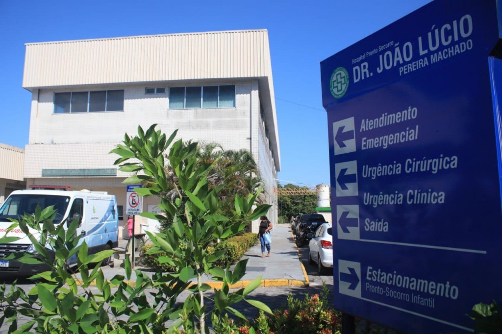 A Secretaria de Estado de Saúde (SES-AM) informa que todas as 25 unidades de urgência e emergência de Manaus vão funcionar normalmente durante o fim de semana (02 e 03) e no feriado desta sexta-feira (1º), em razão do Dia do Trabalhador. São três prontos-socorros adultos, três prontos-socorros infantis, nove Serviços de Pronto Atendimento (SPAs), duas Unidades de Pronto Atendimento (UPAs), sete maternidades e o Centro de Saúde Mental do Amazonas (Cesmam) funcionando em regime de plantão 24 horas. No interior do estado, os hospitais dos 61 municípios também mantêm o funcionamento em plantão 24 horas, com o apoio da logística de UTI aérea da SES-AM, caso haja necessidade de transferências emergenciais para a capital. A frota terrestre de ambulâncias também segue disponível para garantir agilidade no atendimento, tanto na capital quanto no interior. Todas as unidades seguem o protocolo de classificação de risco, que organiza o fluxo de atendimento por ordem de gravidade. Os casos de maior gravidade têm prioridade no atendimento em relação aos menos graves. Telessaúde Para casos de emergência básica, o cidadão tem ainda à disposição o atendimento imediato com clínico geral 24 horas, diretamente no aplicativo Saúde AM Digital, sem a necessidade de deslocamento para UPAs, SPAs ou prontos-socorros. Para ter acesso, o usuário baixa o aplicativo no celular, informa seus dados, como CPF e número do SUS, passa por uma triagem de oito perguntas que orienta o encaminhamento. Pacientes com sintomas leves, como dor de cabeça, febre baixa, cólicas, dor abdominal, vômito, diarreia sem sinais de desidratação, quadros gripais sem gravidade ou dificuldade moderada para respirar são direcionados imediatamente para consulta on line com um clínico geral, que realiza o atendimento remoto em poucos minutos. Atendimento ambulatorial Os atendimentos com agendamento, realizados nos Centros de Atenção Integral à Criança (Caics), Centros de Atenção à Melhor Idade (Caimis) e Policlínicas, retornam na segunda-feira (04/05). As agendas dessas unidades são bloqueadas nos fins de semana, feriados e pontos facultativos, e não são marcados no Sistema Nacional de Regulação (Sisreg) atendimentos para esses dias. Fundação Medicina Tropical A Fundação de Medicina Tropical Dr. Heitor Vieira Dourado (FMT-HVD), informa que o atendimento de urgência e emergência para os pacientes da unidade e os regulados vai funcionar normalmente durante o feriado. O atendimento ambulatorial e a realização de exames laboratoriais retornam na segunda-feira (04/05). Hemoam No Hemoam, a coleta de sangue funcionará no sábado (02/05), das 7h às 17h. Sexta-feira (1º/05) e domingo (03/05) não haverá coleta. O atendimento ambulatorial e a realização de exames laboratoriais agendados retomam as atividades na segunda-feira (04/05). Os serviços de urgência para pacientes do Hospital do Sangue Idenir de Araújo Rodrigues e as internações encaminhadas pela Regulação funcionarão normalmente durante todo o feriado. No Hospital Dia, serão mantidos apenas os atendimentos de quimioterapia. Já o atendimento ambulatorial e a realização de exames laboratoriais agendados serão retomados na segunda-feira (04/05). FCecon Na Fundação Centro de Controle de Oncologia do Amazonas (FCecon), o setor de urgência e emergência mantém o atendimento 24 horas. Os serviços ambulatoriais agendados e os setores administrativos não funcionarão no feriado e retornarão na segunda-feira (04/05). O Centro Avançado de Prevenção ao Câncer do Colo do Útero do Amazonas (Cepcolu) retornará com os serviços ambulatoriais na segunda-feira (04/05). Outras fundações Na Fundação Alfredo da Matta (Fhuam) as cirurgias eletivas e dispensação de medicamentos acontecerão conforme agendamento prévio. Os atendimentos ambulatoriais serão retomados na segunda-feira (04/05). Na Fundação Hospital Adriano Jorge (FHAJ), as cirurgias eletivas acontecerão conforme agendamento prévio. Os atendimentos ambulatoriais serão retomados na segunda-feira (04/05). Na Fundação Hospital Francisca Mendes (FHFM), os procedimentos cirúrgicos de urgência e emergência, assim como as cirurgias programadas, funcionarão normalmente durante o feriado. Os atendimentos ambulatoriais serão retomados na segunda-feira (04/05). Rede de Urgência e Emergência em funcionamento no feriado Hospital e Pronto-Socorro (HPS) João Lúcio: avenida Cosme Ferreira, 3937, Coroado. Hospital e Pronto-Socorro (HPS) Dr. Aristóteles Platão Bezerra de Araújo: avenida Autaz Mirim, s/n, Jorge Teixeira. Complexo Hospitalar Sul (HPS 28 de Agosto): avenida Mário Ypiranga, 1581, Adrianópolis. Hospital e Pronto-Socorro da Criança (HPSC) Zona Leste (Joãozinho): avenida Cosme Ferreira, 3937, Coroado. Hospital e Pronto-Socorro da Criança (HPSC) Zona Oeste: avenida Brasil, Compensa. Hospital e Pronto-Socorro da Criança (HPSC) Zona Sul: avenida Codajás, 26, Cachoeirinha. Serviço de Pronto Atendimento (SPA) do Alvorada: rua Lóris Cordovil, s/n, Alvorada. Serviço de Pronto Atendimento (SPA) Chapot Prevost: avenida Getúlio Vargas, Colônia Antônio Aleixo. Serviço de Pronto Atendimento (SPA) do Coroado: avenida Beira Mar, 156, Coroado. Serviço de Pronto Atendimento (SPA) Danilo Corrêa: avenida Noel Nutels, s/n, Cidade Nova I. Serviço de Pronto Atendimento (SPA) Dr. José De Jesus Lins De Albuquerque: rua Maracanã, s/n, Redenção. Serviço de Pronto Atendimento (SPA) Enfª Eliameme Rodrigues Mady: avenida Samaúma, S/N, Monte das Oliveiras. Serviço de Pronto Atendimento (SPA) Joventina Dias: Rua T6, 33, Compensa III. Serviço de Pronto Atendimento (SPA) São Raimundo: Praça Ismael Benigno, 155, São Raimundo. Serviço de Pronto Atendimento (SPA) Zona Sul: rua Bento José de Lima, 33, Colônia Oliveira Machado. Unidade de Pronto Atendimento (UPA) Campos Sales: avenida Dona Otília, 649, Tarumã. Unidade de Pronto Atendimento (UPA) José Rodrigues: avenida Camapuã, 1.100, Novo Aleixo. Centro de Saúde Mental do Amazonas: avenida Desembargador João Machado, S/N, Planalto. Complexo Hospitalar Sul (Instituto da Mulher Dona Lindu): avenida Mário Ypiranga, 1580, Adrianópolis. Maternidade Dr. Antenor Barbosa: Rua Professora Lea Alencar, s/n, Alvorada. Maternidade Ana Braga: avenida Cosme Ferreira, s/n, São José I. Maternidade Azilda da Silva Marreiro: avenida Samaúma, 630, Cidade Nova. Maternidade Balbina Mestrinho: avenida Duque de Caxias, 1142, Praça 14. Maternidade Chapot Prevost: avenida Getúlio Vargas, Colônia Antônio Aleixo. Maternidade Dona Nazira Daou: avenida Camapuã, 108, Cidade Nova II.
