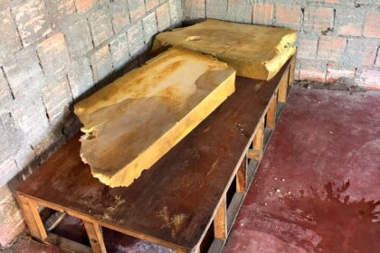 Idosa de 70 anos é abandonada pelos filhos em condições degradantes