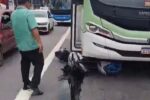 Moto fica presa embaixo de ônibus após acidente na Constantino Nery