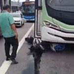 Moto fica presa embaixo de ônibus após acidente na Constantino Nery