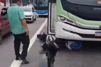 Moto fica presa embaixo de ônibus após acidente na Constantino Nery