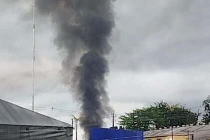 Vídeos: incêndio de grandes proporções atinge casas no São Jorge, em Manaus