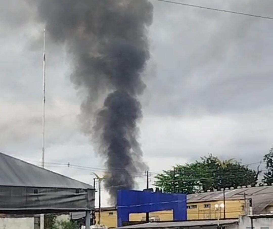 Vídeos: incêndio de grandes proporções atinge casas no São Jorge, em Manaus
