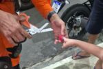 Corpo de Bombeiros atende criança com dedo preso em frasco de plástico em Manaus