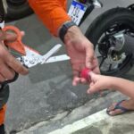 Corpo de Bombeiros atende criança com dedo preso em frasco de plástico em Manaus