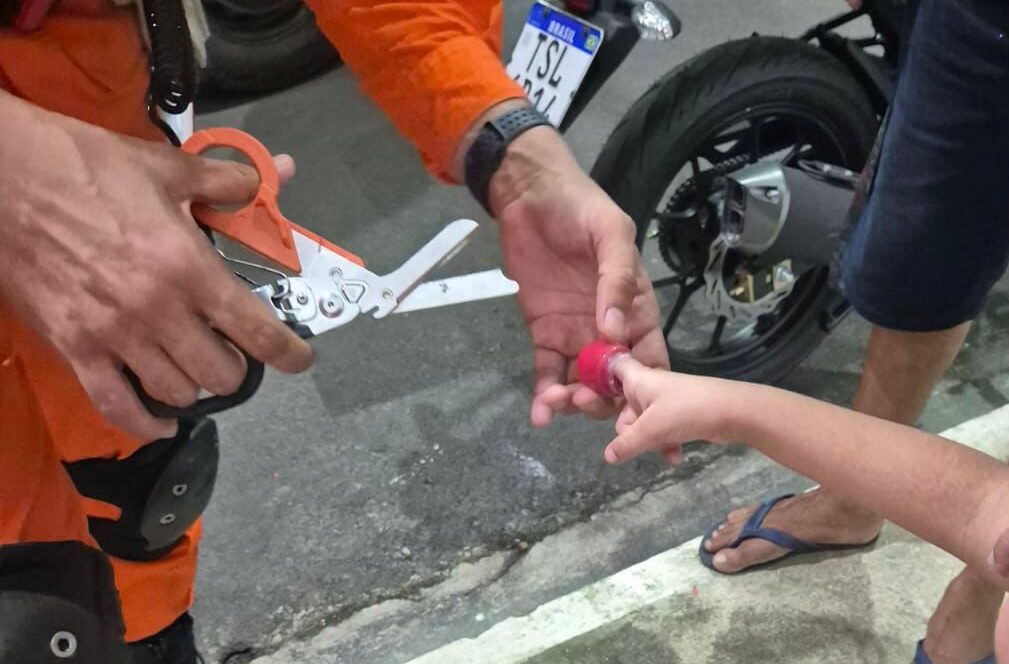 Corpo de Bombeiros atende criança com dedo preso em frasco de plástico em Manaus