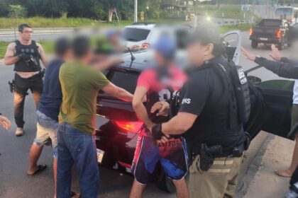 Polícia prende dupla envolvida na morte de ex-policial militar e de amigo em sítio no bairro Tarumã