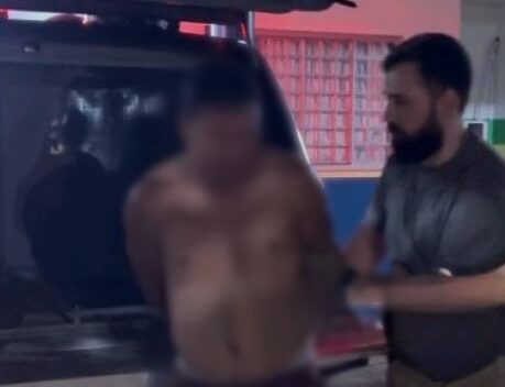 Homem é preso em flagrante após matar filhote de cachorro com golpes de arma branca, em Manacapuru