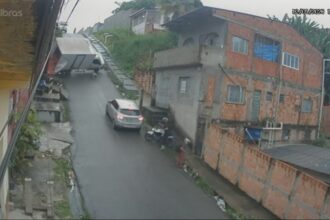Vídeo: homem escapa de ser esmagado ao pular de caminhão desgovernado em Manaus