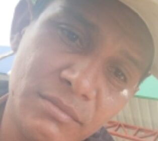 Polícia divulga imagem de homem procurado por descumprimento de medida protetiva