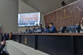 Adjuto Afonso é eleito novo presidente da Aleam com apoio de Roberto Cidade