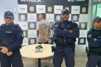Homem armado ameaça moradores e acaba cercado por policiais em Manaus