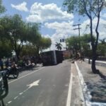 Ônibus atinge árvore e tomba no São Jorge; passageiros ficam feridos