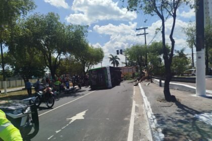 Ônibus atinge árvore e tomba no São Jorge; passageiros ficam feridos
