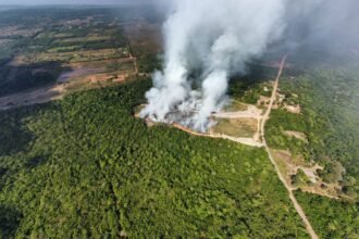 Incêndio de grandes proporções atinge lixão de Iranduba